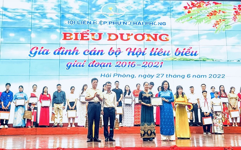  Biểu dương 21 gia đình cán bộ Hội phụ nữ Hải Phòng tiêu biểu.
