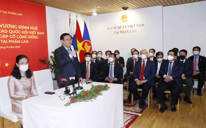 Chủ tịch Quốc hội Vương Đình Huệ nói chuyện với cán bộ, nhân viên Đại sứ quán và cộng đồng người Việt Nam tại Phần Lan. (Ảnh: Doãn Tấn/TTXVN)
