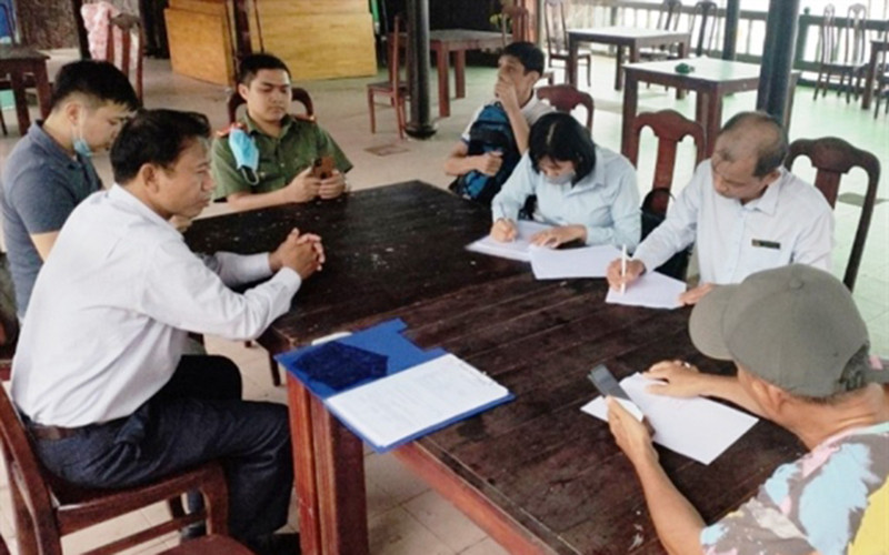 Đoàn kiểm tra liên ngành Khánh Hòa lập biên bản vi phạn đối với tour du lịch “chui” trên đảo Hoa Lan. Ảnh: Báo Văn hóa