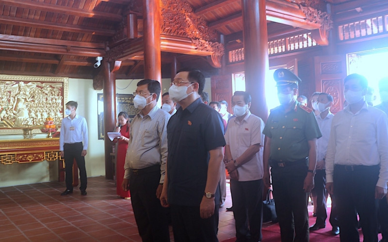 Chủ tịch Quốc hội viếng và thắp hương tại đền thờ Lạc Long Quân trong khuôn viên Khu du lịch quốc gia Mũi Cà Mau.