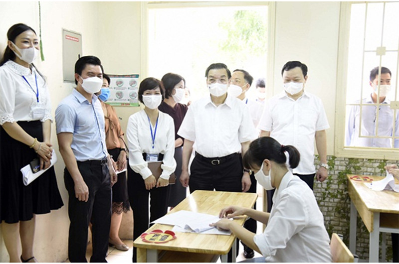 Chủ tịch Ủy ban nhân dân TP Chu Ngọc Anh kiểm tra tại điểm thi Trường THCS Bế Văn Đàn, quận Đống Đa.