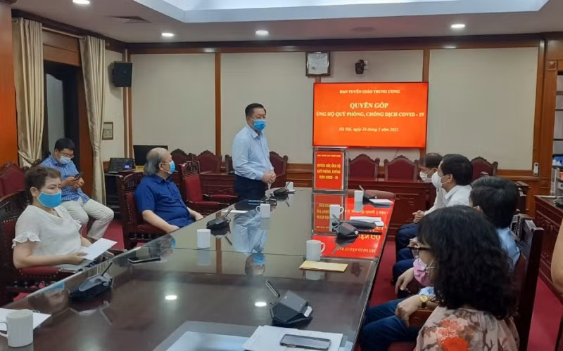 Đại diện các đơn vị của Ban Tuyên giáo T.Ư tại buổi phát động ủng hộ Quỹ phòng, chống dịch Covid-19.