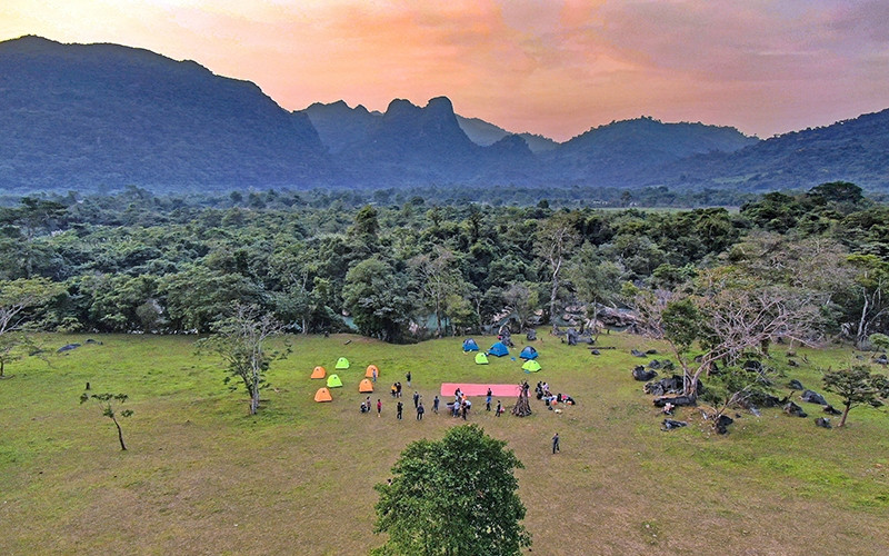 Núi rừng Ngân Thủy trong ánh bình minh. 