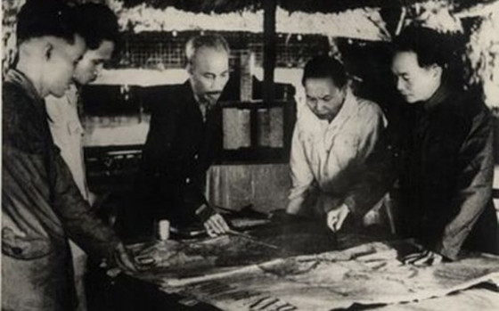 Tháng 12-1953, Trung ương Đảng và Chủ tịch Hồ Chí Minh quyết định mở màn trận chiến lược với quyết tâm tiêu diệt tập đoàn cứ điểm của Pháp tại Điện Biên Phủ. (Ảnh tư liệu TTXVN)