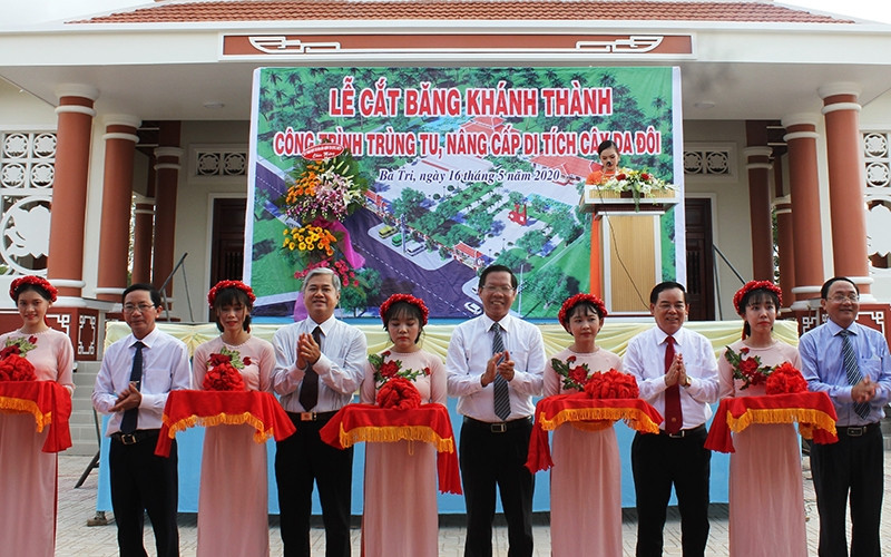 Lãnh đạo tỉnh Bến Tre cắt băng khánh thành công trình trùng tu khu di tích Cây Da Đôi.