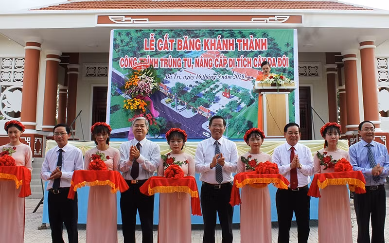 Lãnh đạo tỉnh Bến Tre cắt băng khánh thành công trình trùng tu khu di tích Cây Da Đôi.