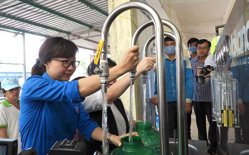 Vận hành hệ thống lọc nước mặn thành nước ngọt vừa bàn giao ở xã Khánh Bình Tây Bắc.