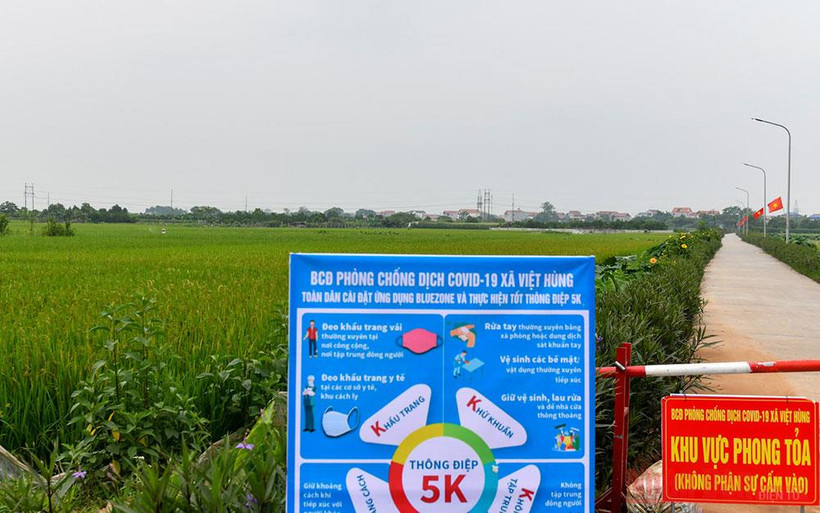 Khu vực phong tỏa xã Việt Hùng, Đông Anh, Hà Nội. Ảnh: DUY LINH