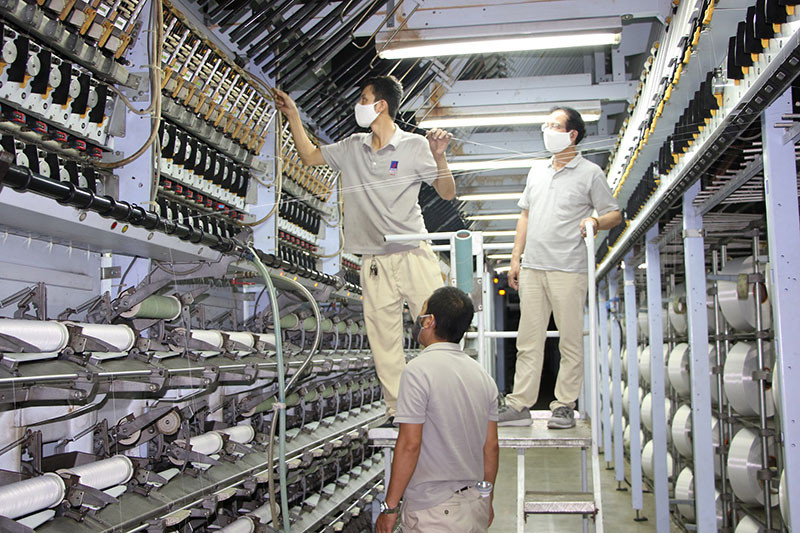 Công nhân vận hành xưởng filament của VNPOLY và chuyên gia của SSFC.