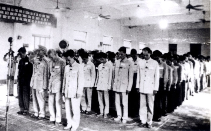 Lãnh đạo Bộ Công an và cán bộ, chiến sĩ CAND dự Lễ truy điệu Chủ tịch Hồ Chí Minh tổ chức tại Hội trường Bộ Công an, số 15 Trần Bình Trọng, Hà Nội (9/1969). Nguồn: Bảo tàng CAND (số hồ sơ 231-A1-161)