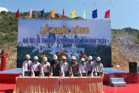 Các đồng chí lãnh đạo tỉnh và nhà đầu tư nhấn nút phát lệnh khởi công.