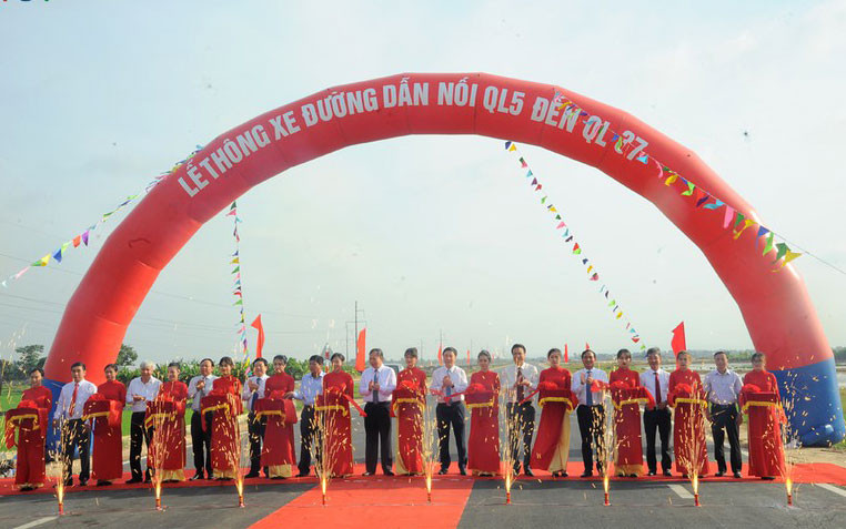 Các đại biểu cắt băng khánh thành đường dẫn. Ảnh: VOV