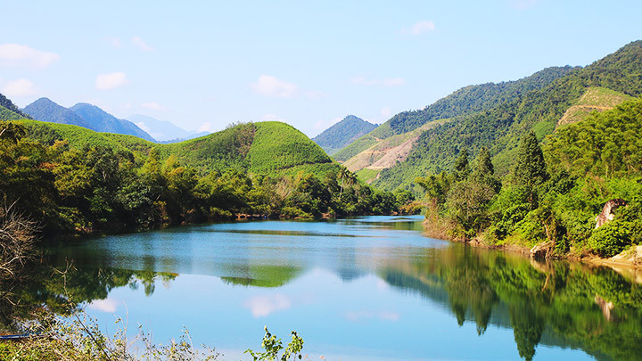 Dòng Cu Đê hiền hòa con nước.