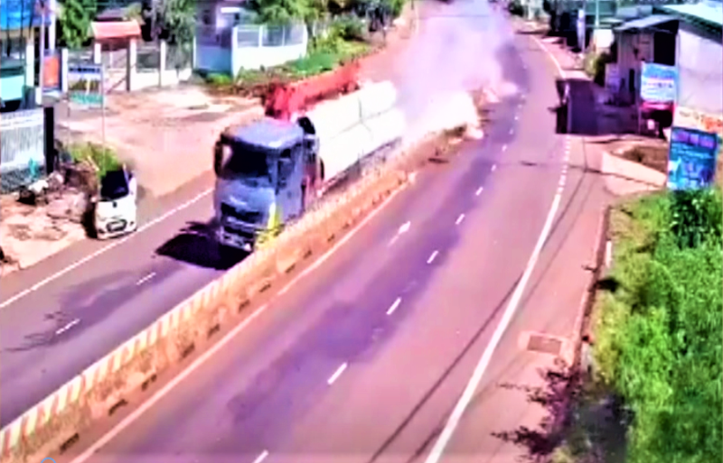 Chiếc xe cẩu sau khi đâm ô-tô bốn chỗ, tiếp tục cày nát 200m dải phân cách đường Hồ Chí Minh. (Hình ảnh từ camera an ninh của người dân ghi lại)