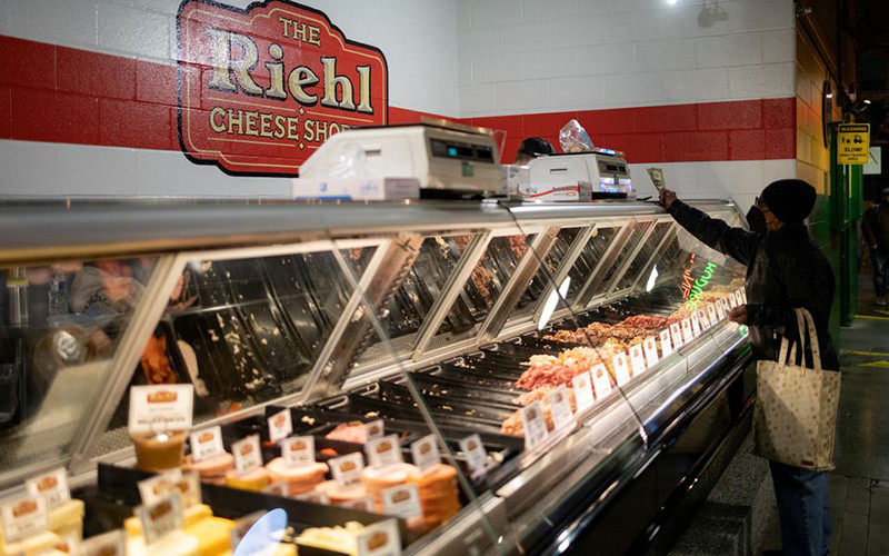 Giá thực phẩm thiết yếu tăng 11,9% so cùng kỳ năm ngoái. (Ảnh: Reuters)