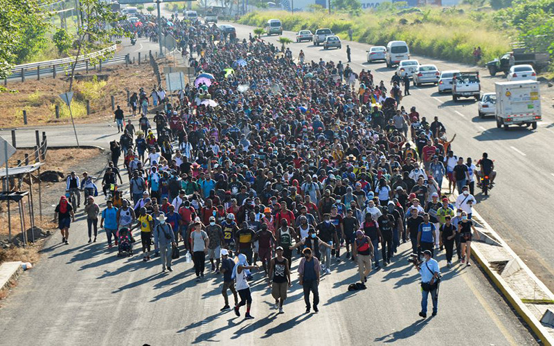 Đoàn người di cư tại TP Tapachula, Mexico hướng tới biên giới giáp Mỹ, ngày 18/11/2021. (Ảnh: Reuters)