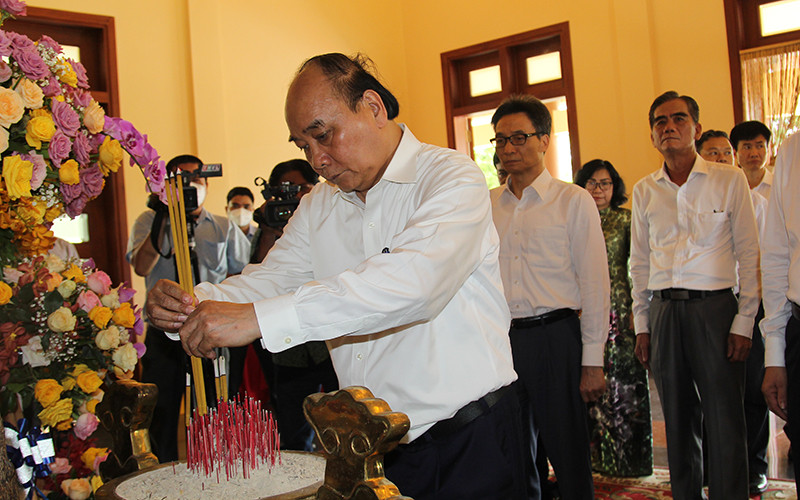 Chủ tịch nước Nguyễn Xuân Phúc dâng hương tưởng nhớ cố Thủ tướng Võ Văn Kiệt. 