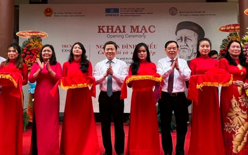 Lãnh đạo tỉnh Bến Tre cắt băng khai mạc triển lãm.