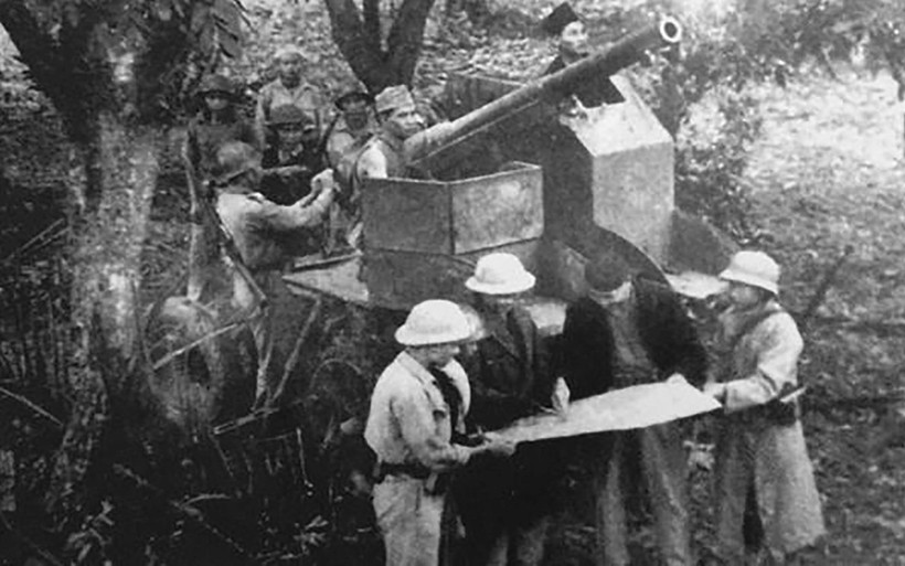 Một khẩu đội pháo của Vệ Quốc đoàn tại trận địa pháo đài Láng tháng 2/1946. Ảnh tư liệu 
