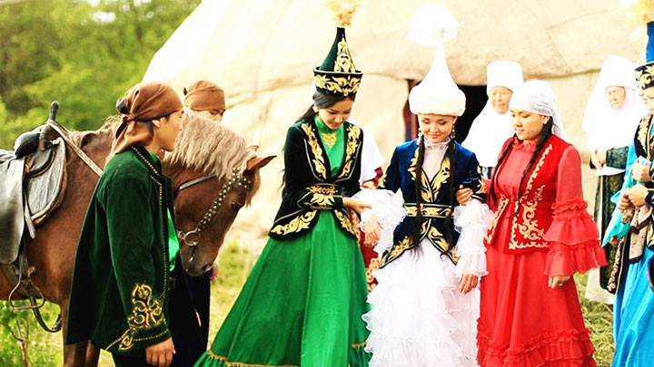 Cô dâu rạng rỡ trong ngày cưới. Ảnh: TOIBIZNES.KZ