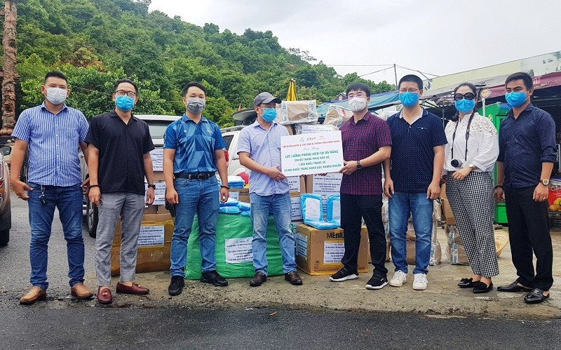 Ông Hà Ngọc Sơn, Tổng Giám đốc Tập đoàn Aikya Pharma (bên phải) trao tặng vật tư y tế cho đại diện nhóm phóng viên tác nghiệp tại Đà Nẵng.