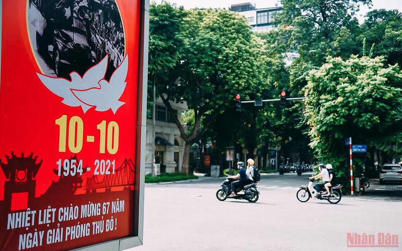Pa nô, áp phích mừng Ngày Giải phóng Thủ đô tại các ngã tư.