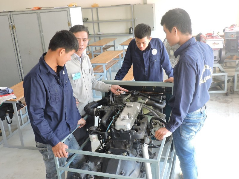 Học sinh, sinh viên Trường cao đẳng Việt Nam - Hàn Quốc - Quảng Ngãi trong giờ thực hành.