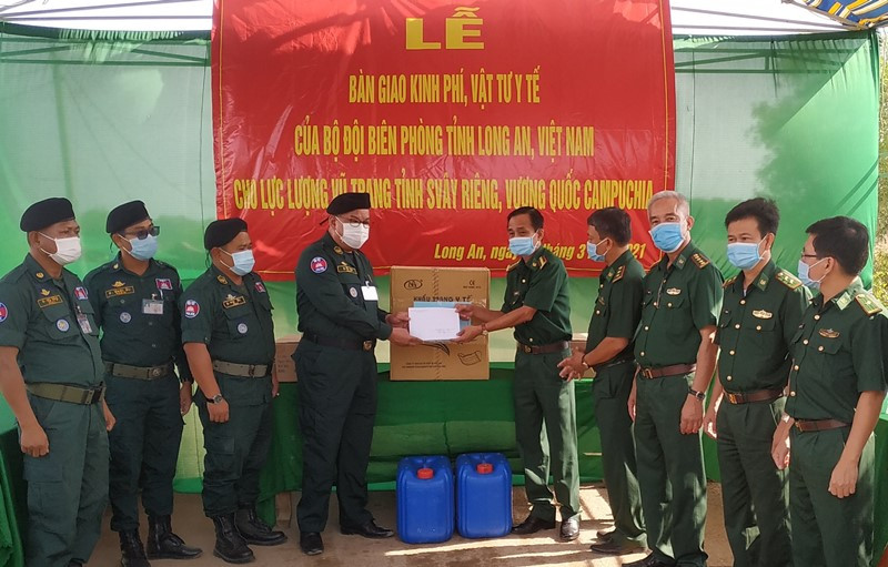 Bộ đội Biên phòng Long An trao tặng vật tư y tế và kinh phí cho lực lượng vũ trang tỉnh Svay Rieng phòng, chống dịch Covid-19.