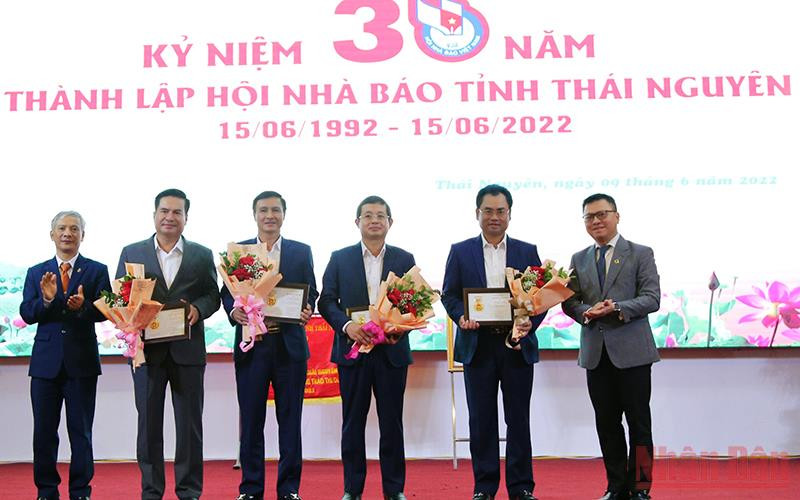 Đồng chí Lê Quốc Minh trao Kỷ niệm chương vì sự nghiệp báo chí Việt Nam cho 5 đồng chí lãnh đạo tỉnh Thái Nguyên.