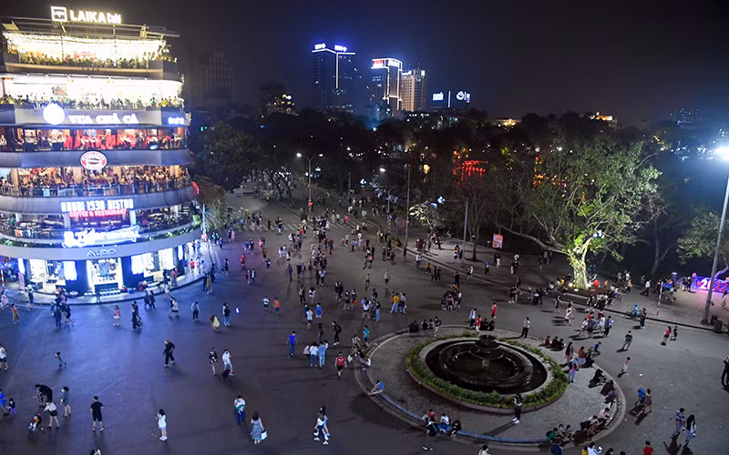 Phố đi bộ khu vực hồ Hoàn Kiếm hoạt động trở lại thu hút nhiều người dân Thủ đô và khách du lịch đến vui chơi, tham quan dịp cuối tuần. (Ảnh HOÀNG HIẾU)