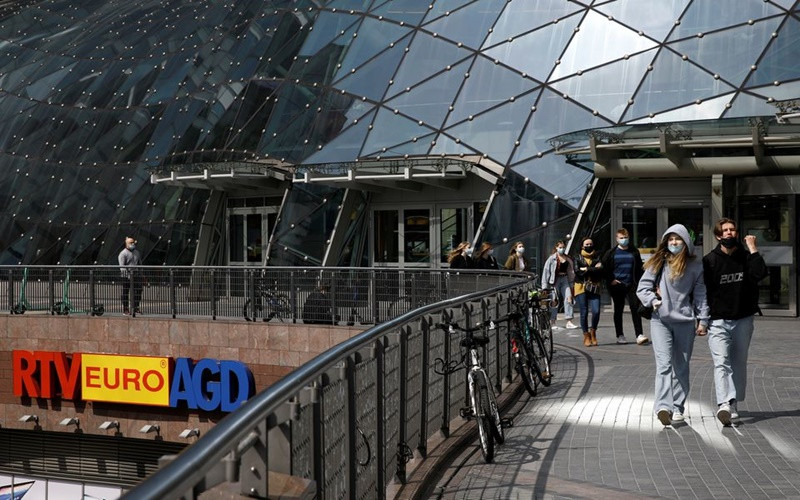 Khu vực bên ngoài trung tâm thương mại Zlote Tarasy, sau khi chính phủ Ba Lan nới lỏng các biện pháp phòng, chống dịch tại thủ đô Warsaw, tháng 4-2021. (Ảnh: Reuters)