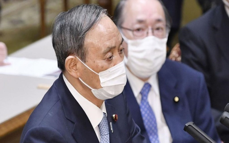 Thủ tướng Suga Yoshihide trong phiên tranh luận với lãnh đạo đối lập tại Quốc hội, ngày 9-6. (Ảnh: Kyodo)