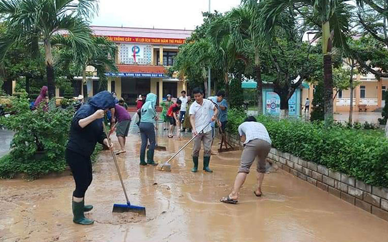 Các trường học ở vùng lũ Quảng Trị dọn dẹp để đón học sinh đi học trở lại sau lũ. Ảnh: LÂM QUANG HUY