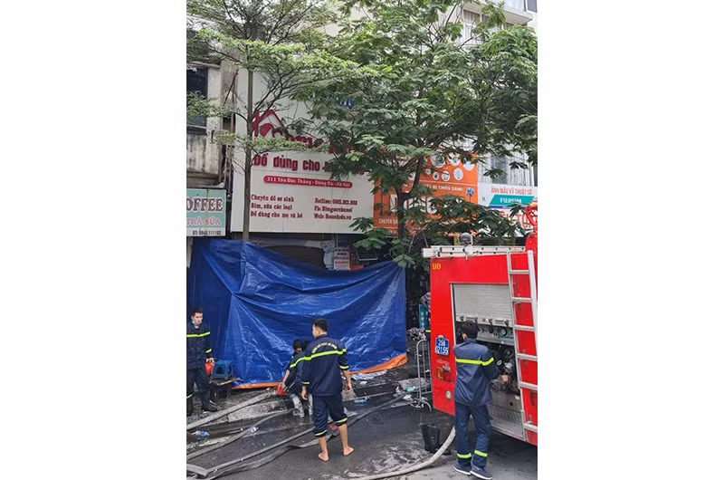 Cảnh sát PCCC có mặt tại hiện trường để điều tra nguyên nhân vụ cháy.