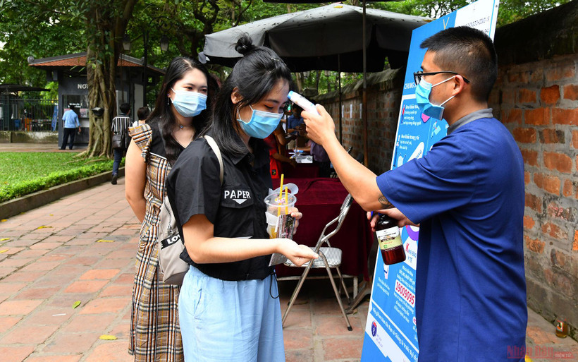 Mọi du khách vào điểm tham quan Văn Miếu – Quốc Tử Giám đều phải đo thân nhiệt và khai báo y tế.