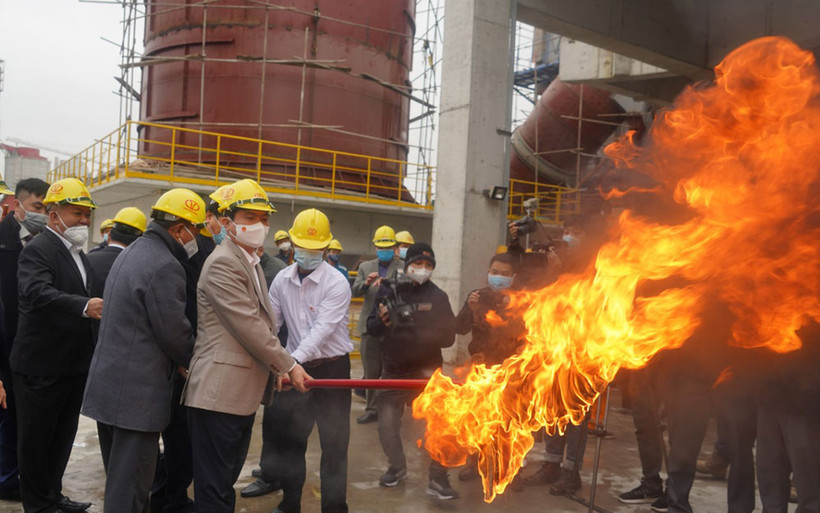 Đồng chí Trương Quốc Huy châm lửa đốt lò đưa vào hoạt động dây chuyền sản xuất xi-măng chịu mặn bền sunfat.