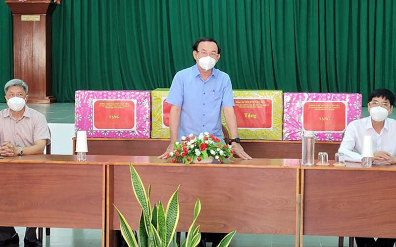 Đồng chí Nguyễn Văn Nên (giữa) làm việc với Ban Thường vụ Huyện uỷ huyện Cần Giờ.