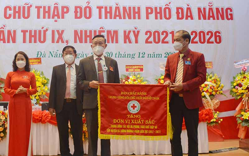 Hội Chữ thập đỏ quận Cẩm Lệ vinh dự được nhận Cờ thi đua.