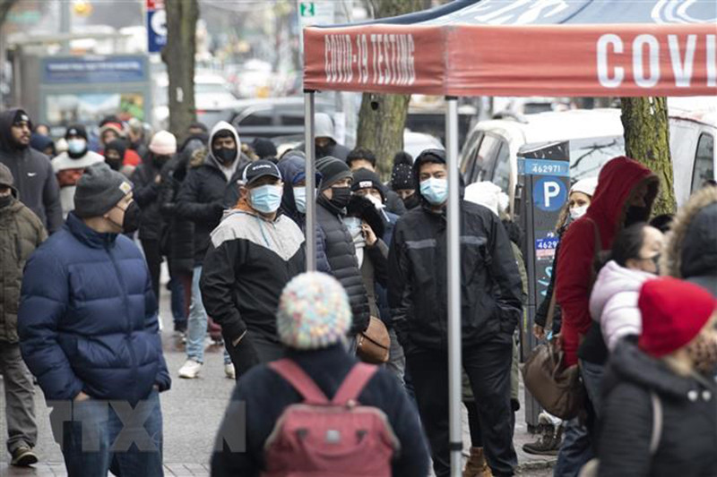 Nhân viên y tế xếp hàng chờ xét nghiệm Covid-19 tại New York, Mỹ. (Ảnh: THX/TTXVN).