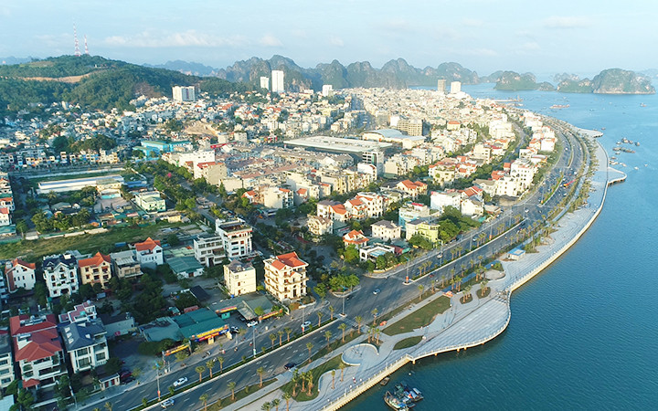 Thành phố Hạ Long ngày càng mang dáng dấp của một đô thị văn minh, hiện đại.