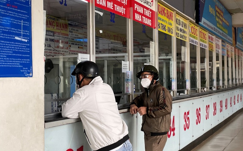 Hành khách đến đăng ký mua vé tại Bến xe Miền Đông nhưng vẫn còn rất vắng.