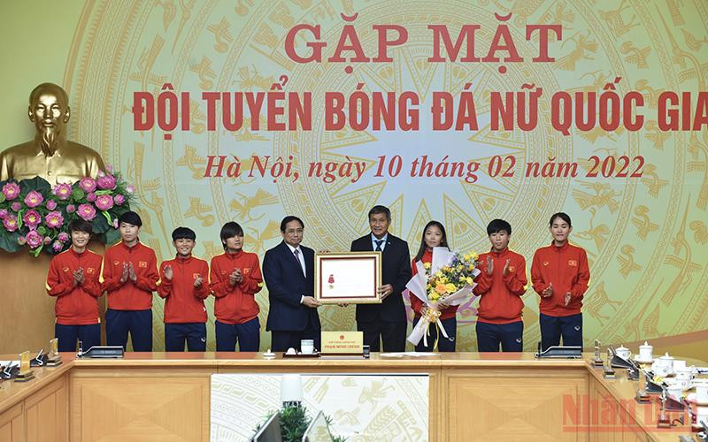 Thủ tướng Chính phủ Phạm Minh Chính trao Huân chương Lao động hạng Nhất tặng Đội tuyển bóng đá nữ quốc gia. (Ảnh: TRẦN HẢI)