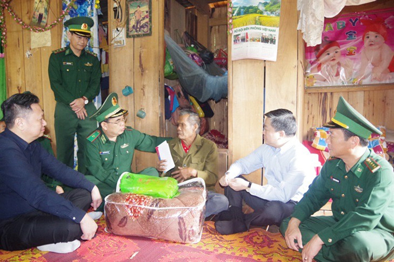 Bộ Tư lệnh Biên phòng thăm, cứu trợ dân, quân huyện Minh Hóa