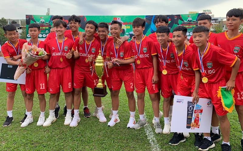 Cầu thủ U13 CLB Becamex Bình Dương phấn khởi với Cúp Vô địch.