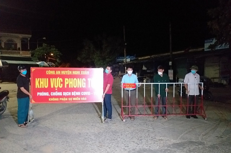 Huyện Nghi Xuân tiến hành phong tỏa 3 tổ dân phố ở thị trấn Xuân An với hơn 2.000 nhân khẩu. 
