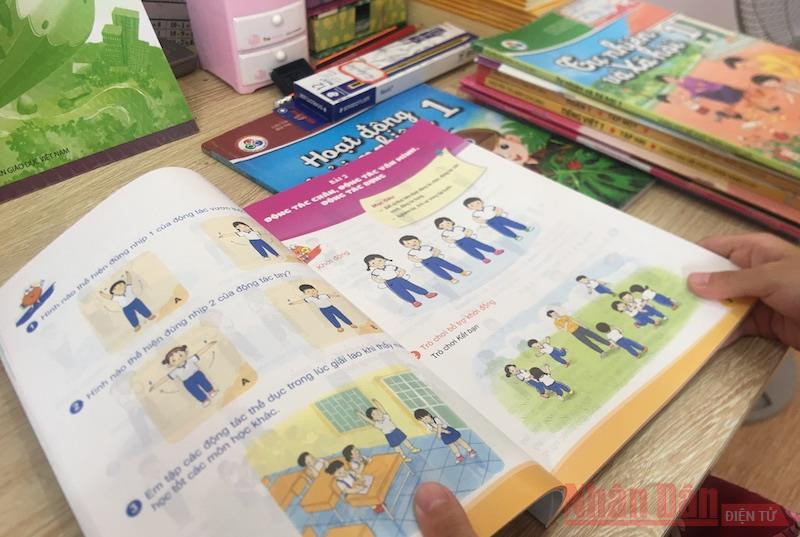 SGK lớp 1 mới được in bốn màu để thể hiện tốt hơn nội dung, giúp học sinh tiếp nhận thông tin, kiến thức (Ảnh: ĐỨC DUY)