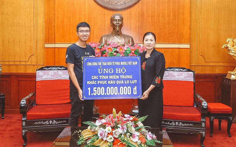Đại diện TW MTTQ VN – bà Trương Thị Ngọc Ánh tiếp nhận 1,5 tỷ đồng từ Cộng đồng Bộ môn thể thao điện tử PUBG Mobile Việt Nam.