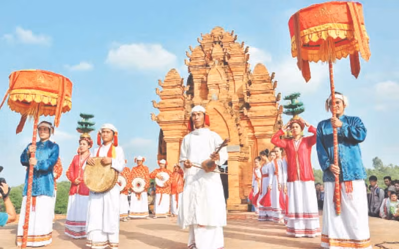 Hài hòa trang phục người Chăm