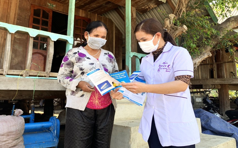 Cán bộ Trạm y tế xã Yang Tao, huyện Lắk tuyên truyền, hướng dẫn đồng bào dân tộc thiểu số trong xã phòng, chống dịch bệnh.