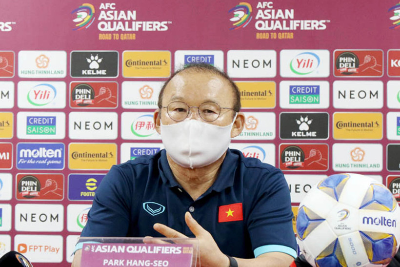 HLV Park Hang-seo trả lời phỏng vấn sau lượt về gặp Oman. (Ảnh: VFF)